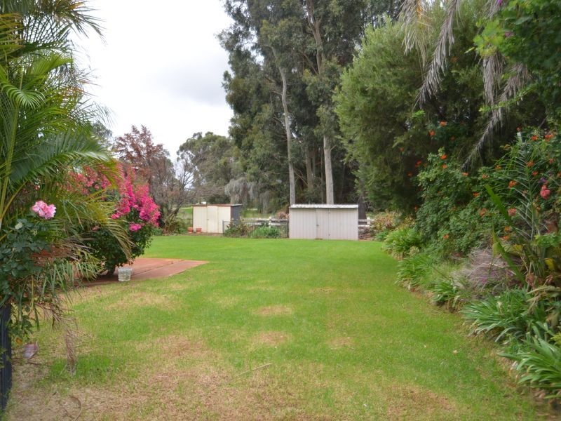 11 Merriedale Crescent, Harvey WA 6220