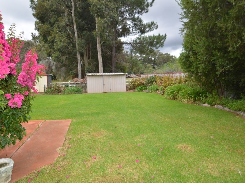 11 Merriedale Crescent, Harvey WA 6220