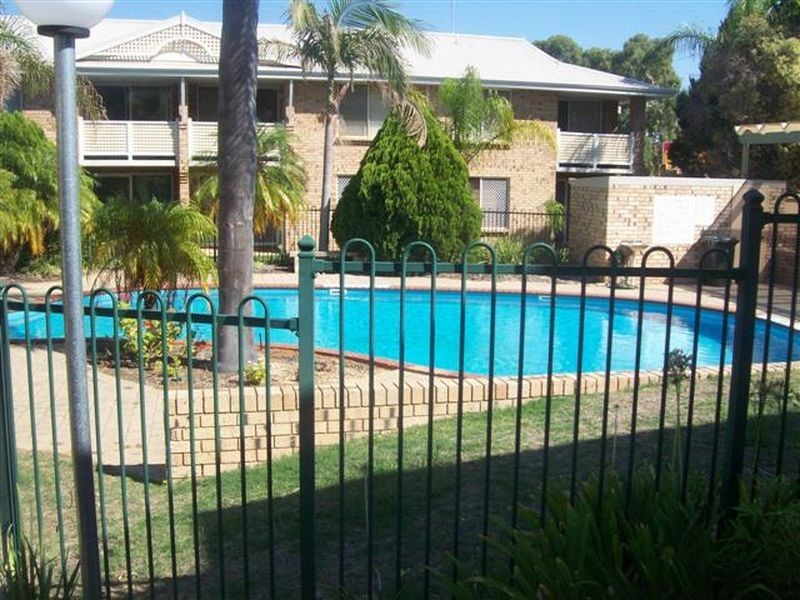 37/2 Pinewood avenue, Kardinya WA 6163