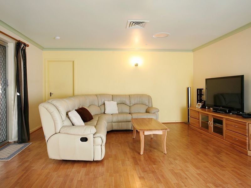 11 Loris Way, Kardinya WA 6163