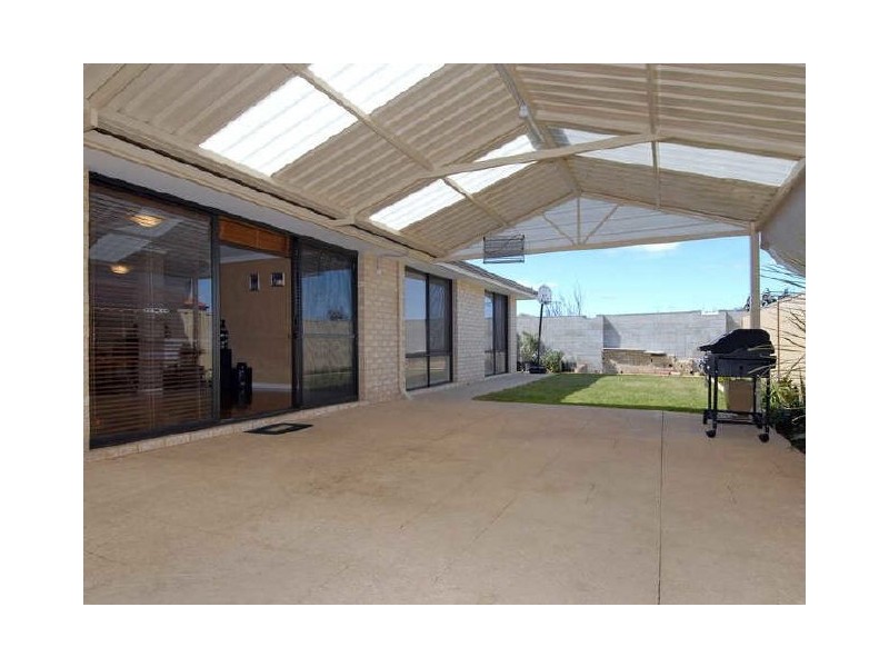 1 Tongaroo Boulevard, Success WA 6164