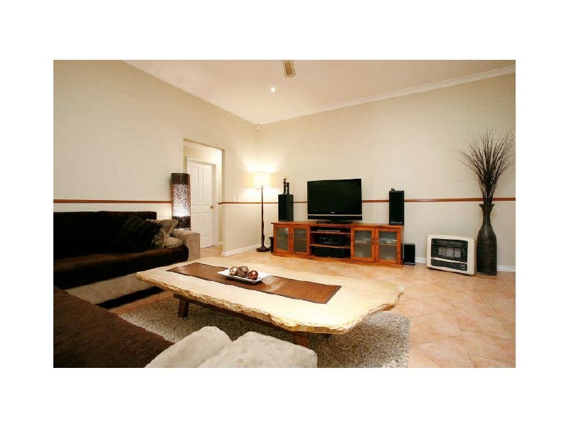 24 Fairmount Close, Bibra Lake WA 6163