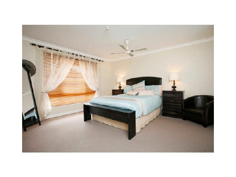 24 Fairmount Close, Bibra Lake WA 6163