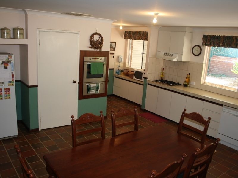 4 Jessica Court, Munster WA 6166