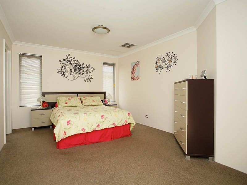 15 Normanby Bend, Success WA 6164