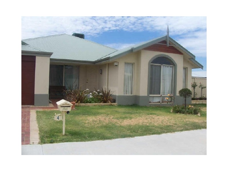 4 Roper Boulevard, Success WA 6164