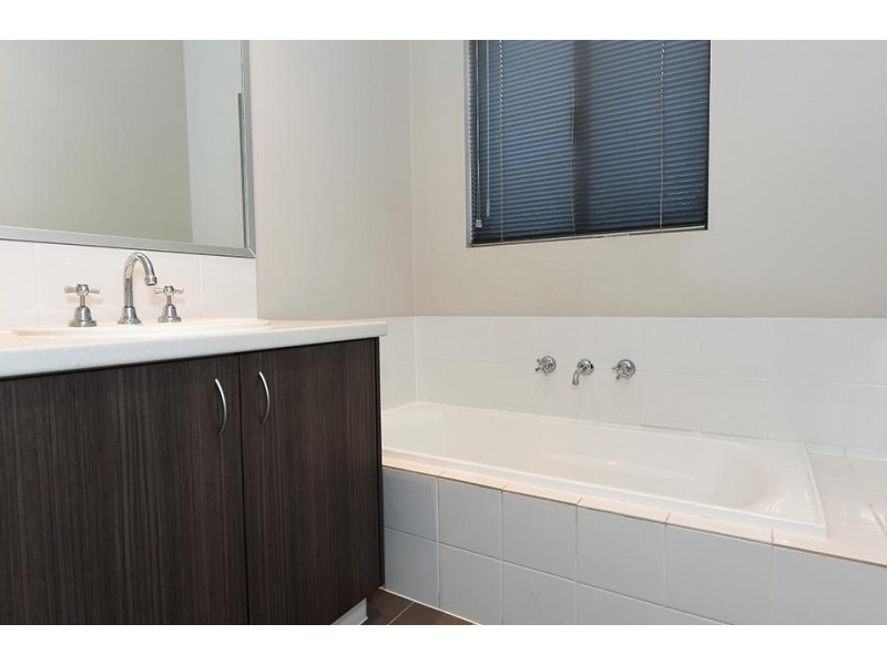 16 Curlew Street, Baynton WA 6714