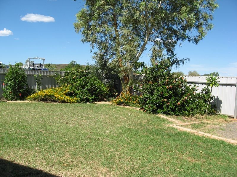 8 Britt Place, Baynton WA 6714