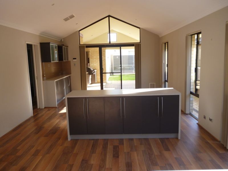 6 Moorhen Green, Dudley Park WA 6210