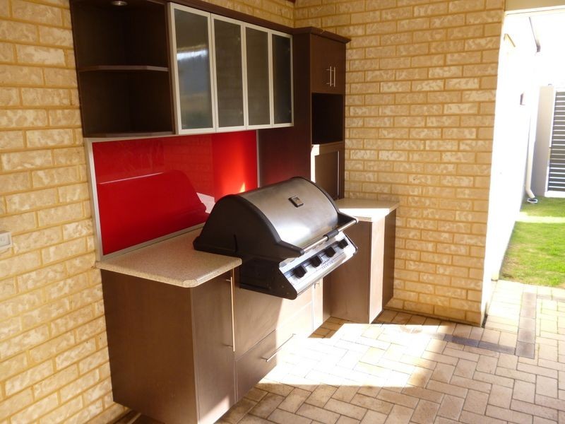 6 Moorhen Green, Dudley Park WA 6210