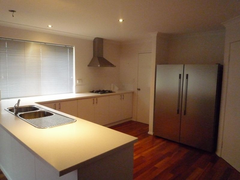 1 Dichondra Pass, Halls Head WA 6210