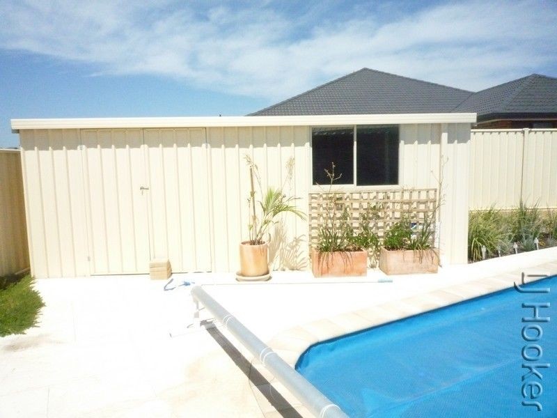 8 Burrill Rest, Lakelands WA 6180