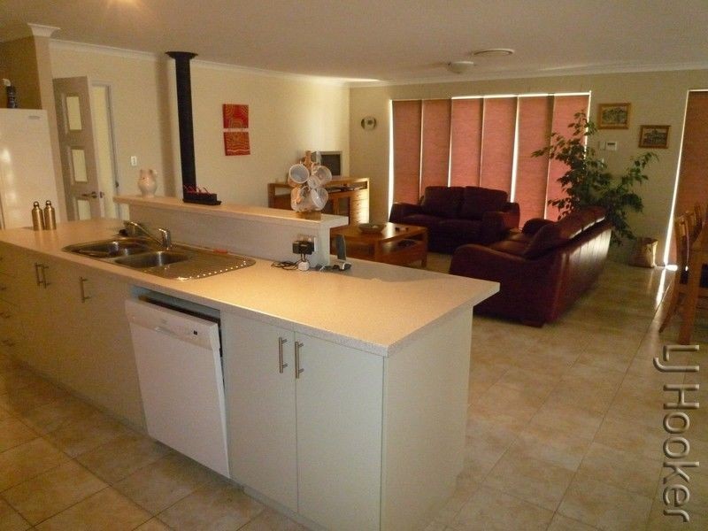 8 Burrill Rest, Lakelands WA 6180