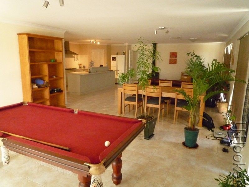 8 Burrill Rest, Lakelands WA 6180