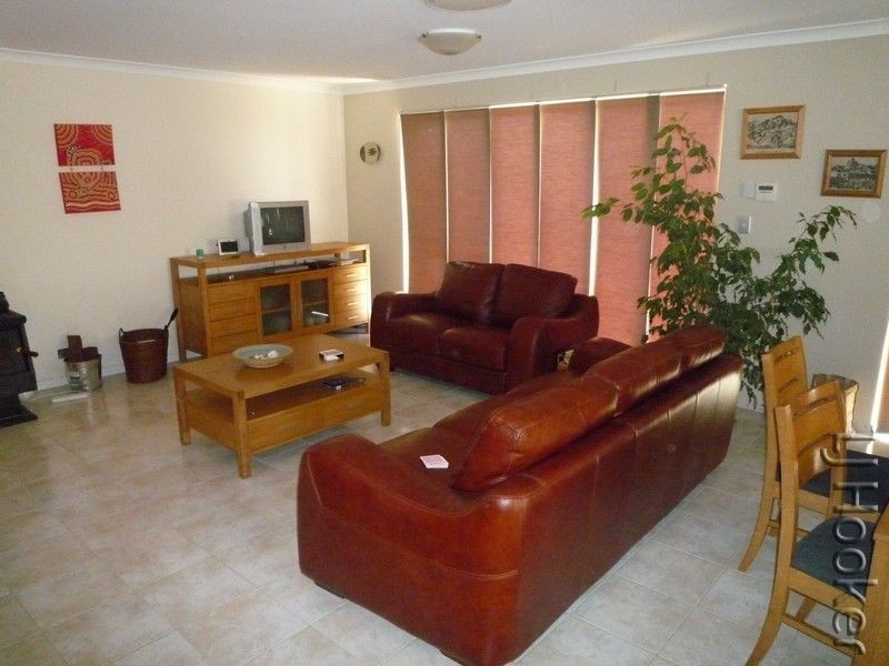 8 Burrill Rest, Lakelands WA 6180