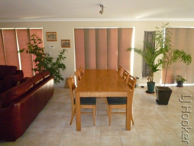 8 Burrill Rest, Lakelands WA 6180