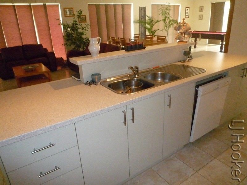 8 Burrill Rest, Lakelands WA 6180