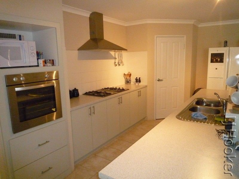 8 Burrill Rest, Lakelands WA 6180