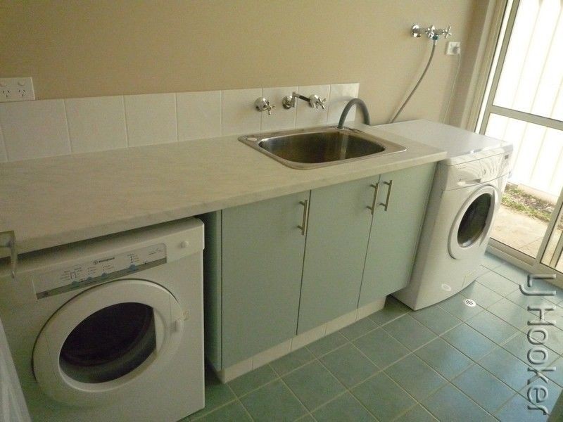 8 Burrill Rest, Lakelands WA 6180