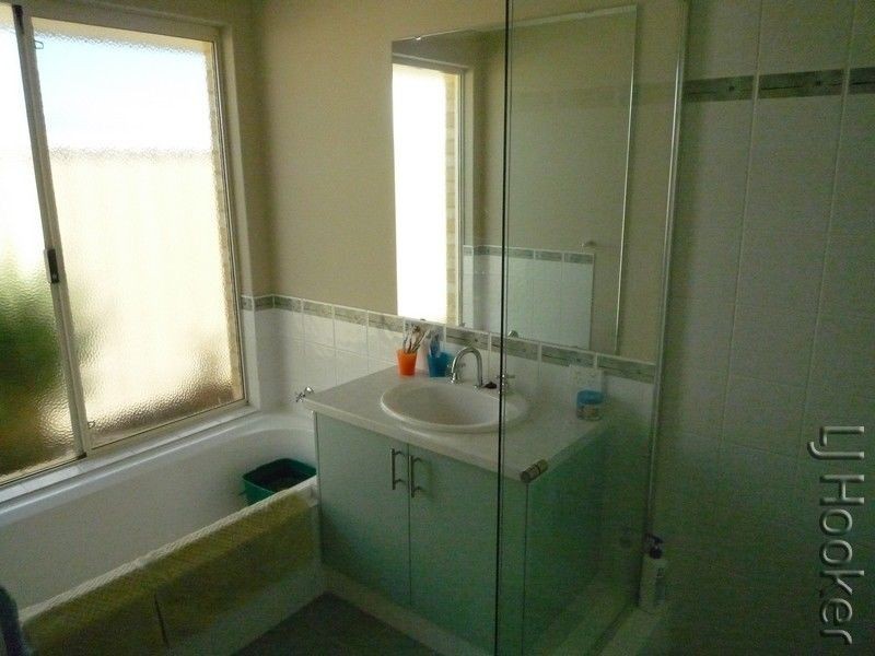 8 Burrill Rest, Lakelands WA 6180