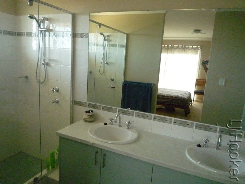 8 Burrill Rest, Lakelands WA 6180