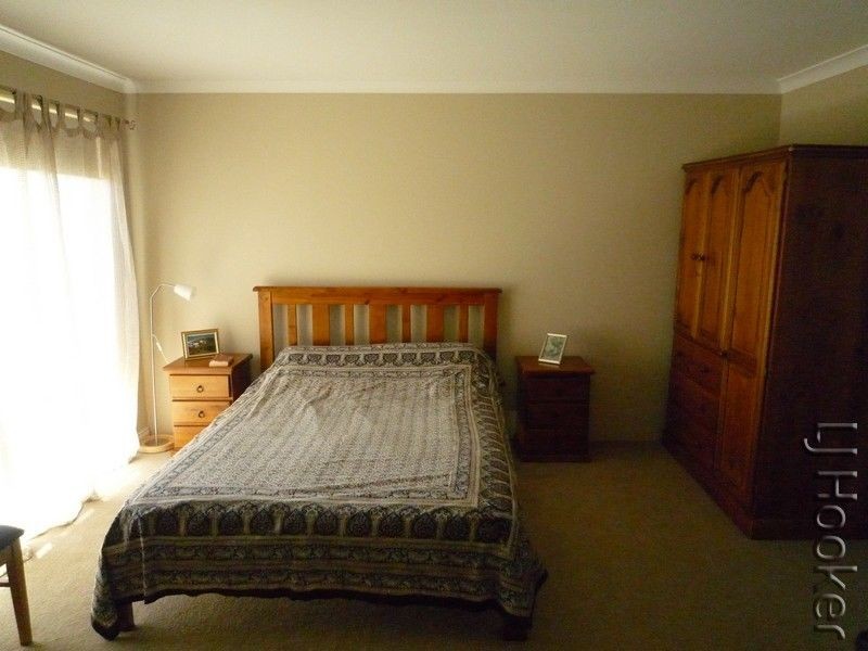 8 Burrill Rest, Lakelands WA 6180