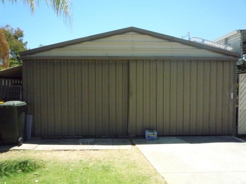 14 Portmarock Cir, Halls Head WA 6210