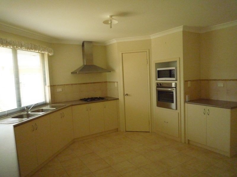 17 Waratah Circle, Halls Head WA 6210