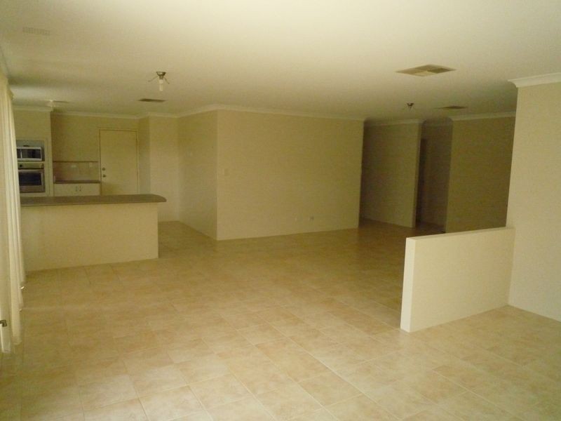 17 Waratah Circle, Halls Head WA 6210