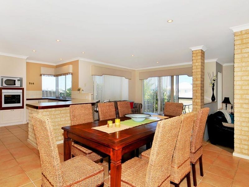 14 Hamilton Way, San Remo WA 6210