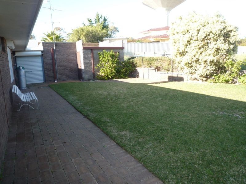 27 Oaklands Avenue, Halls Head WA 6210