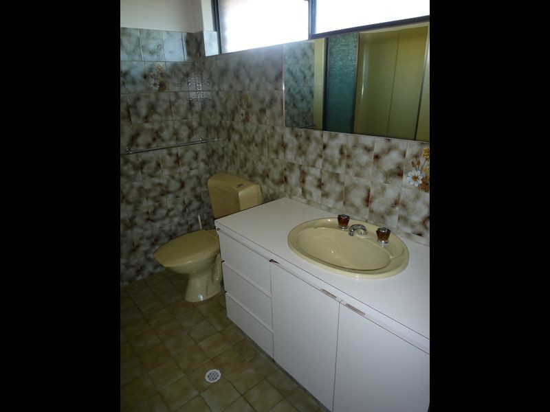 27 Oaklands Avenue, Halls Head WA 6210