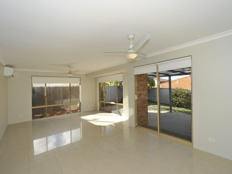 5A Honeysuckle Ramble, Halls Head WA 6210