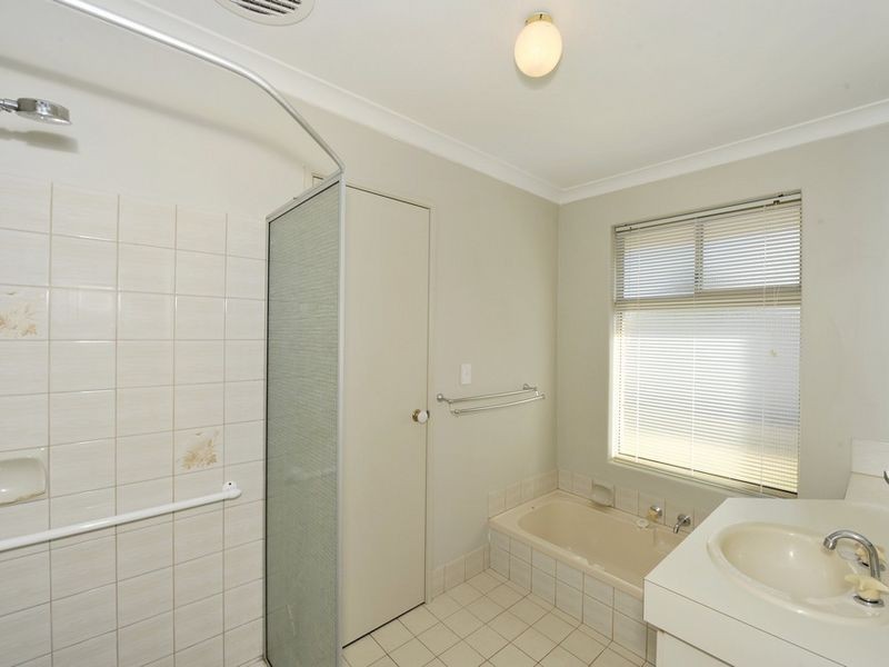 5A Honeysuckle Ramble, Halls Head WA 6210