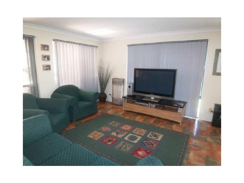 24 Malibu Point, Halls Head WA 6210