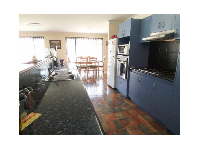 24 Malibu Point, Halls Head WA 6210