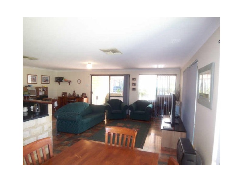 24 Malibu Point, Halls Head WA 6210