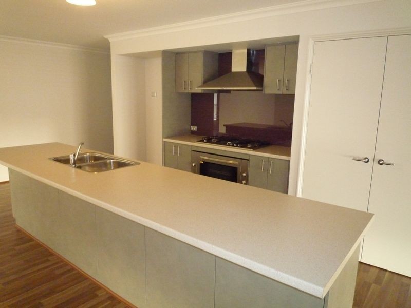 5 Pelora View, Lakelands WA 6180