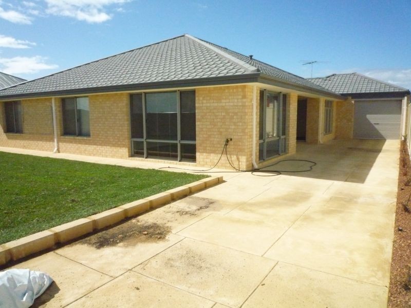 5 Pelora View, Lakelands WA 6180