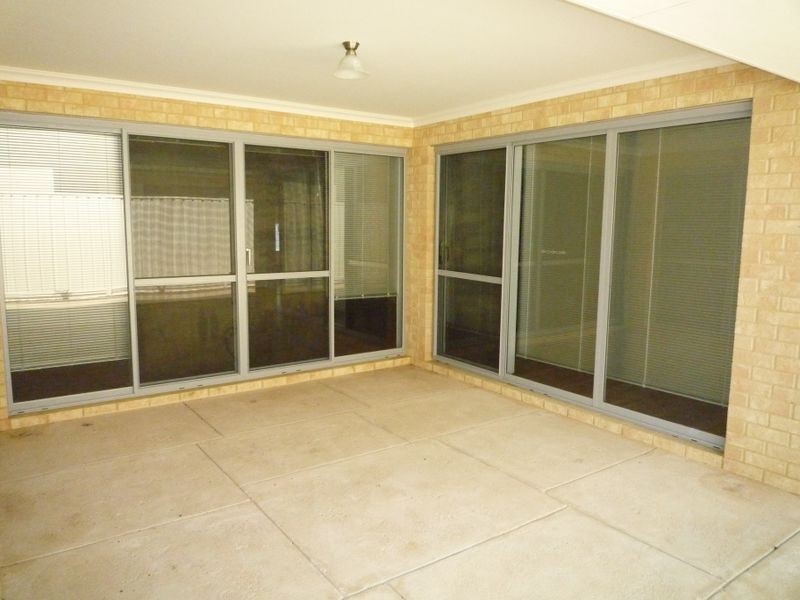 5 Pelora View, Lakelands WA 6180