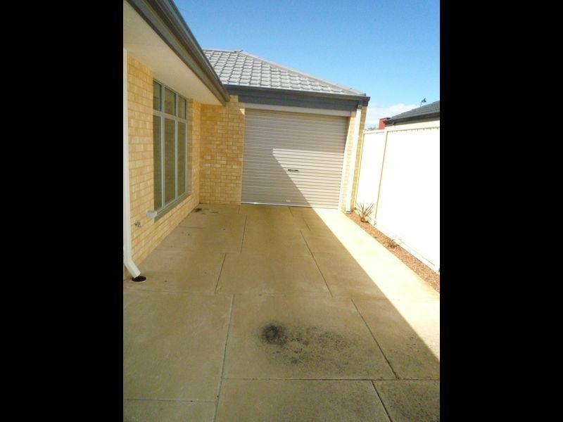 5 Pelora View, Lakelands WA 6180