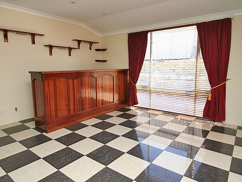 4 Selloa Court, Halls Head WA 6210