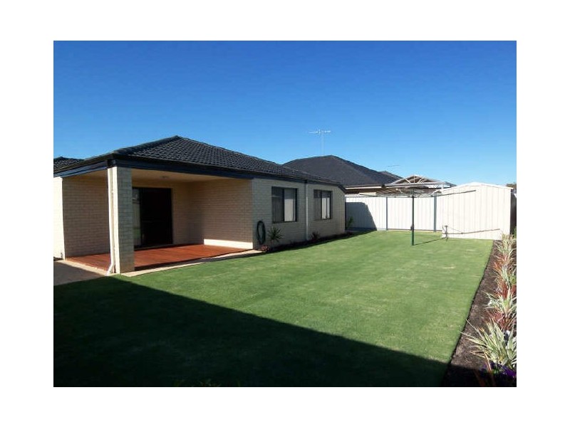 32 Pineknoll Gardens, Meadow Springs WA 6210