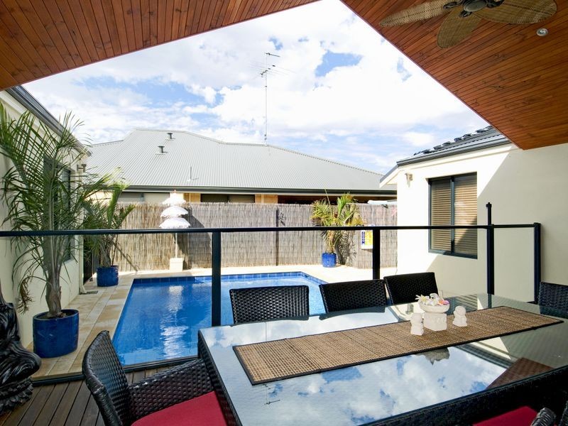 6 Lomatia Ramble, Halls Head WA 6210