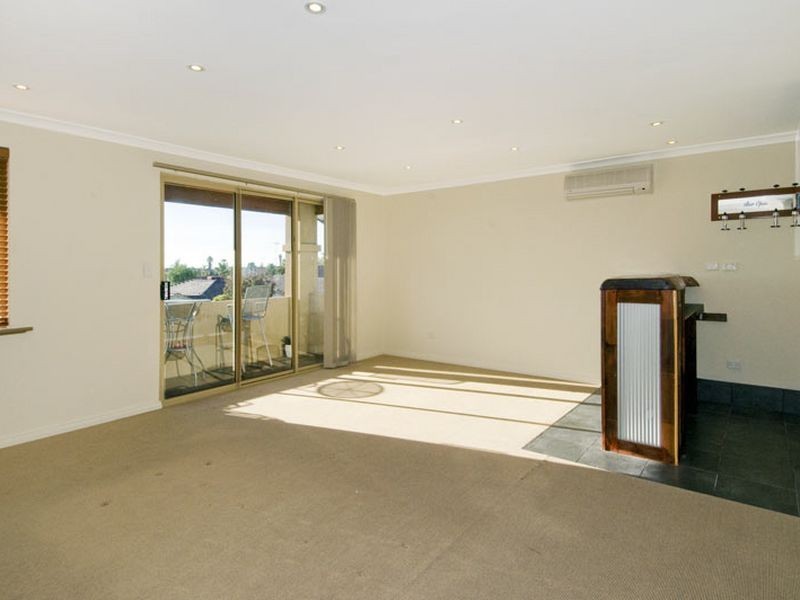 18 Kingfisher Drive, Halls Head WA 6210