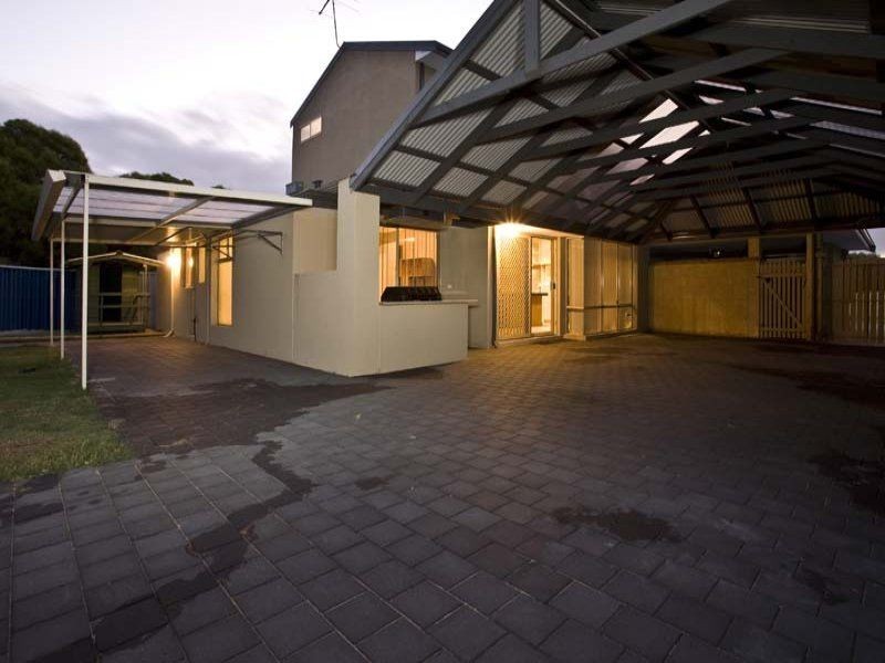 18 Kingfisher Drive, Halls Head WA 6210