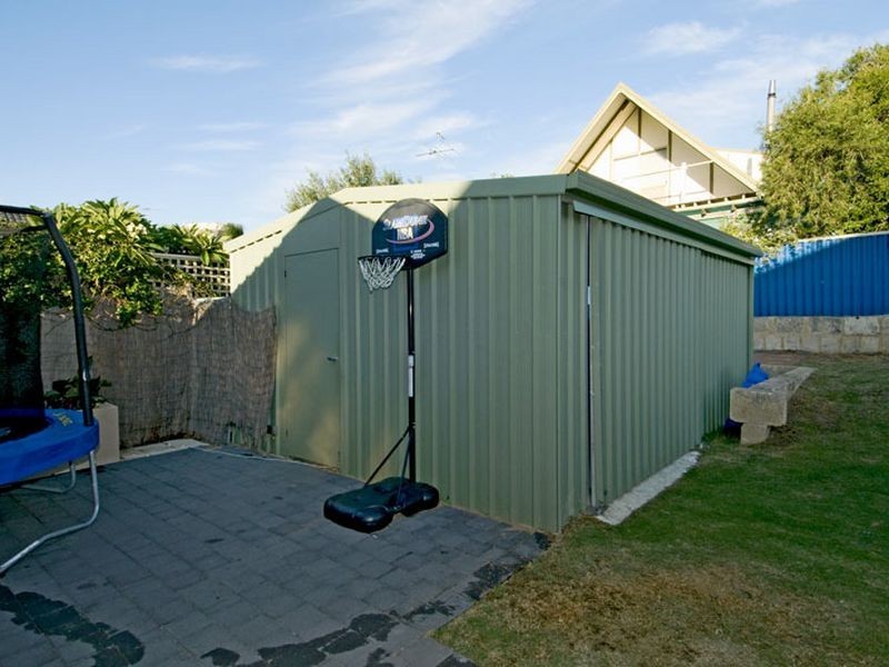 18 Kingfisher Drive, Halls Head WA 6210