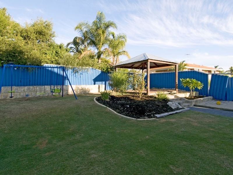 18 Kingfisher Drive, Halls Head WA 6210