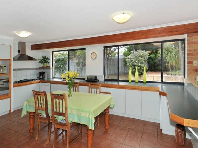 9 Paradise Circuit, Halls Head WA 6210