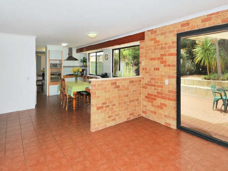 9 Paradise Circuit, Halls Head WA 6210